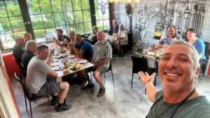 Glueckliche-Gaeste-beim-Fruehstueck