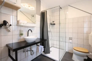 Badezimmer mit Dusche Hotel Seeblick